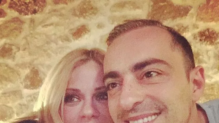 8anashs Aleyras Mas Deixnei To Xristoygenniatiko Dentro Toy Celebrities Eidhseis