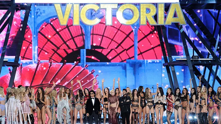 Victoria s Secret Paris Fashion Show - Runway2