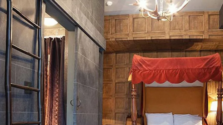 a-london-hotel-is-letting-guests-stay-in-a-hogwarts-style-bedroom-just-like-harry-potter