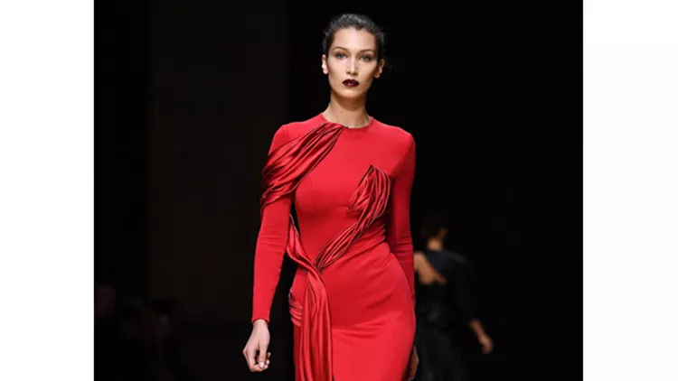 gallery-1484691426-hbz-bella-versace-embed