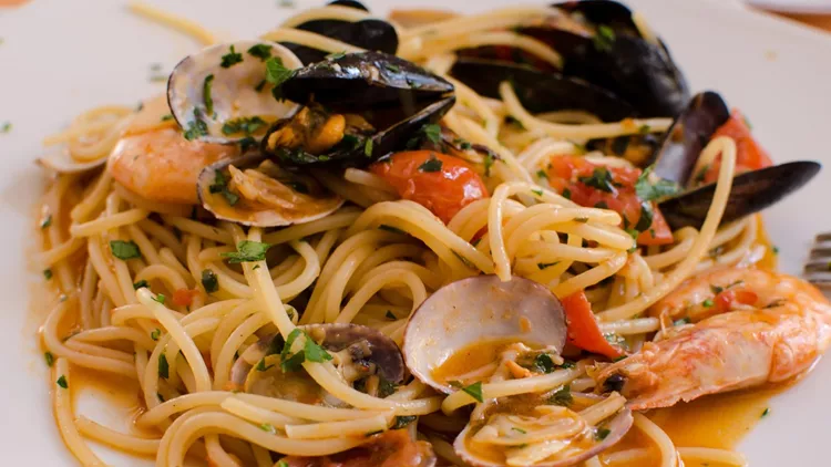 Spaghetti con frutti di mare tipical italian food