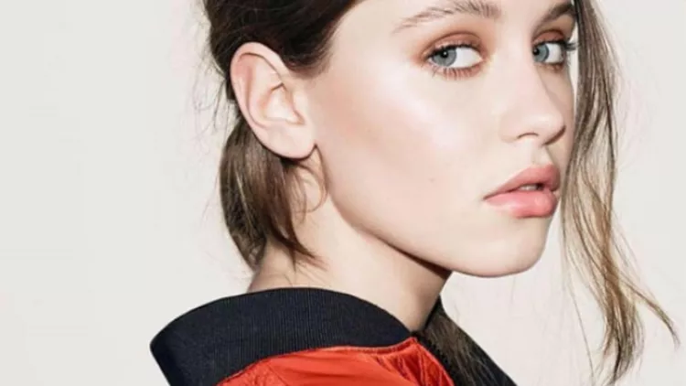 Iris Law: Πρωταγωνιστεί για δεύτερη φορά στην καμπάνια της Burberry