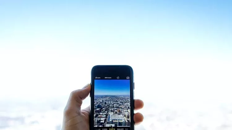 phone-taking-picture-of-city_mqdp
