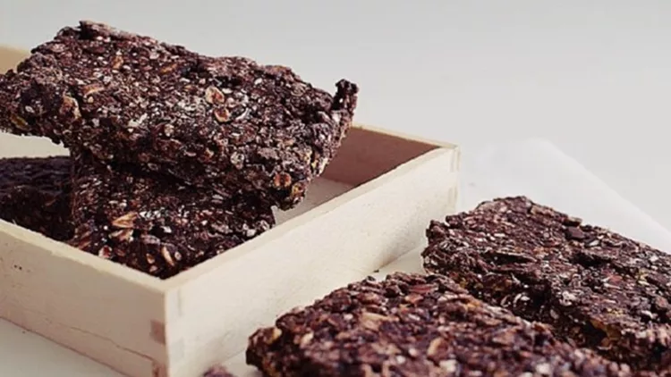 Σπιτικές μπάρες πρωτεΐνης με σοκολάτα και βρώμη έτοιμες σε 5 λεπτά!