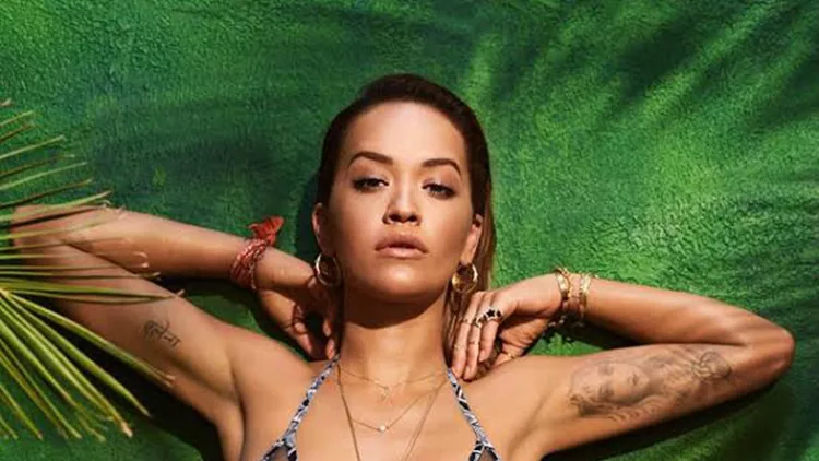 Rita Ora: Φορά τις πιο sexy τάσεις στα μαγιό της σεζόν!