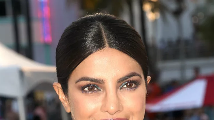 Μπλε μάσκαρα; Μη φοβηθείς και κάντο όπως η Priyanka Chopra!