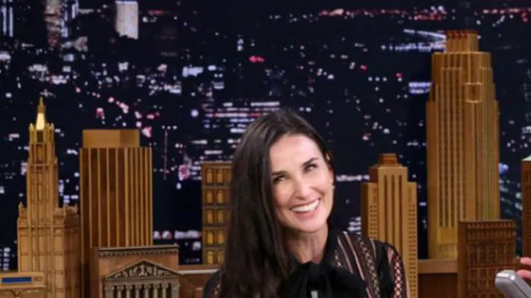 Jimmy-Fallon-and-Demi-Moore-talk-about-her-missing-two-front-teeth-1