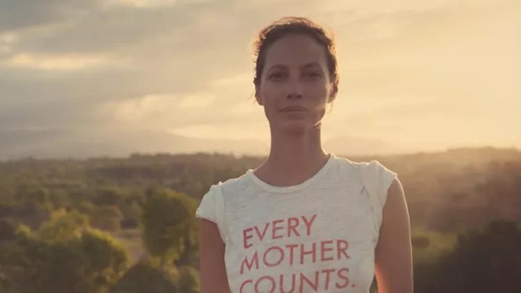 Η Christy Turlington κάνει μια σημαντική έκκληση προς όλες τις μαμάδες