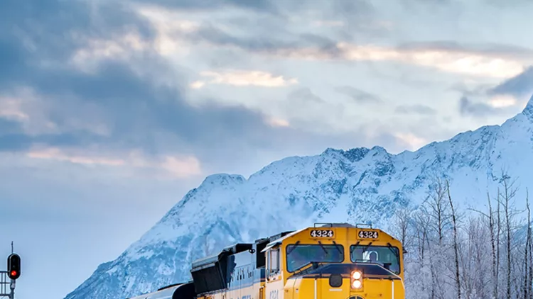 aurora-winter-train-alaska_ud64