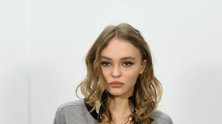 Η Lily-Rose Depp μόλις φόρεσε την παριζιάνικη εκδοχή του puffer jacket