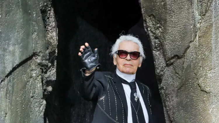 Ο Karl Lagerfeld σχεδίασε τον Harvey Weinstein ως γουρούνι στη νέα του γελοιογραφία