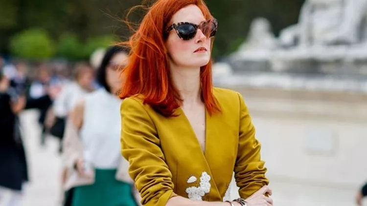 Αυτή η streetstyle star αποδεικνύει ότι όλα τα χρώματα ταιριάζουν στις κοκκινομάλλες