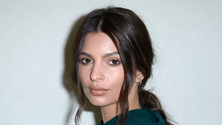 Μήπως η Emily Ratajkowski αντέγραψε τελικά τα μαγιό που μόλις λάνσαρε;