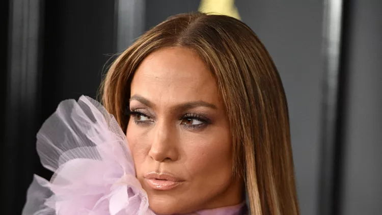 H Jennifer Lopez μοιάζει με το απόλυτο pin-up girl στη νέα καμπάνια της Guess