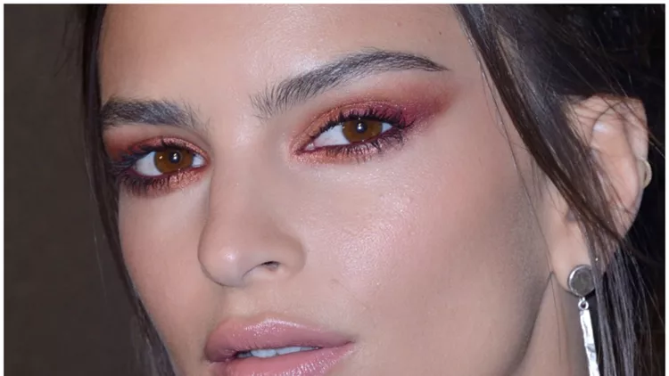 Η Emily Ratajkowski πρωταγωνιστεί στην πρώτη της beauty καμπάνια