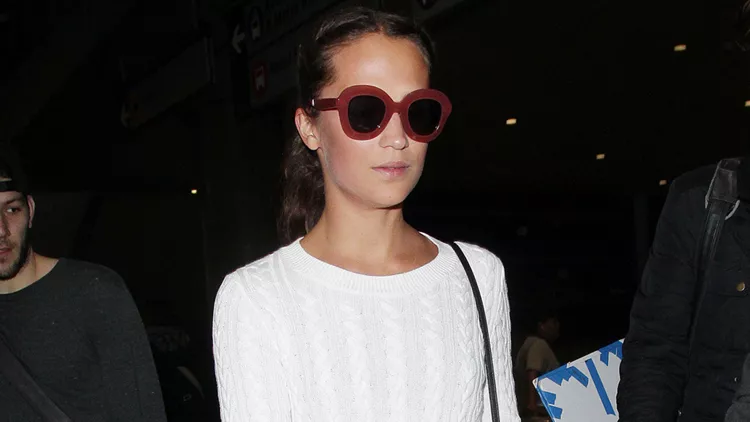 alicia-vikander-airport-