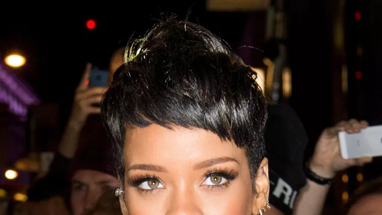 beauty-2013-09-rihanna-blue-lipstick-river-island-party-main