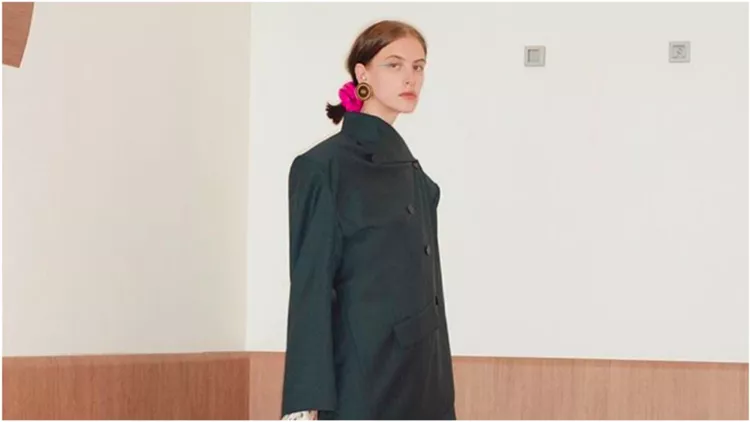 Είναι αυτό, το ακριβότερο λαστιχάκι (scrunchie) μαλλιών που έχουμε δει;