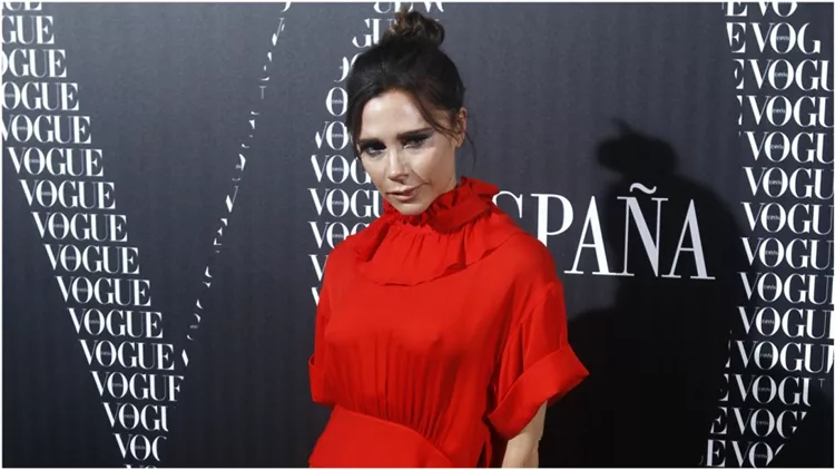 Η Victoria Beckham σου αποδεικνύει ότι ο συνδυασμός κόκκινο-μωβ είναι ο καλύτερος που μπορείς να κάνεις