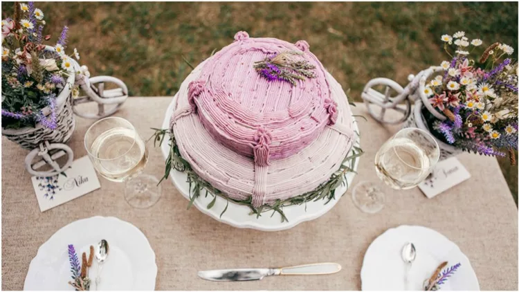 Πώς θα ενσωματώσεις στο γάμο σου το απόλυτο χρώμα του 2018, δηλαδή το ultra violet