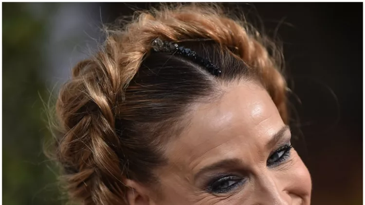 Η αγαπημένη μας Sarah Jessica Parker έκανε μια μικρή αλλαγή στο look των μαλλιών της