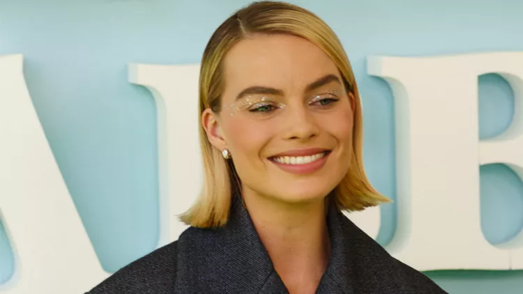margot-robbie-slide-210653