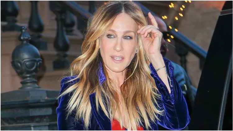 Η Sarah Jessica Parker καλοσωρίζει την άνοιξη φορώντας το πιο χρωματιστικό outfit που έχουμε δει