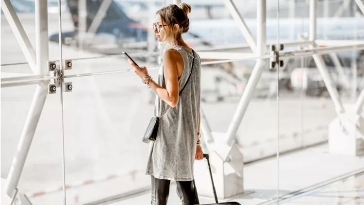 woman-at-the-airport-picture-id868580500