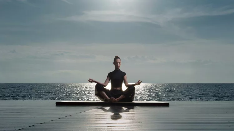 Cover1_YogaDivaniApollonPalace