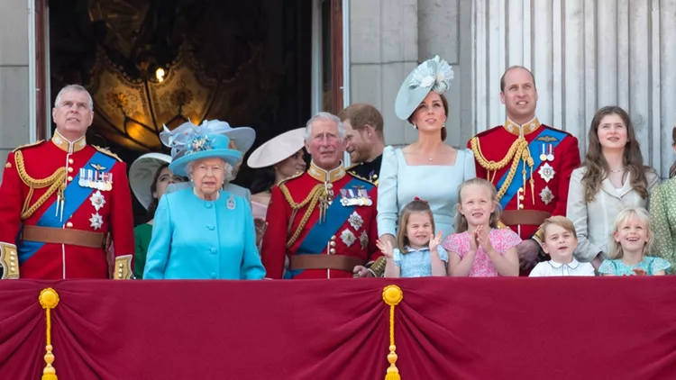 Πρίγκιπας Andrew, Βασίλισσα Ελισάβετ, Πρίγκιπας Κάρολος, Πριγκίπισσα Charlotte, Kate Middleton, Πρίγκιπας William, Πρίγκιπας George