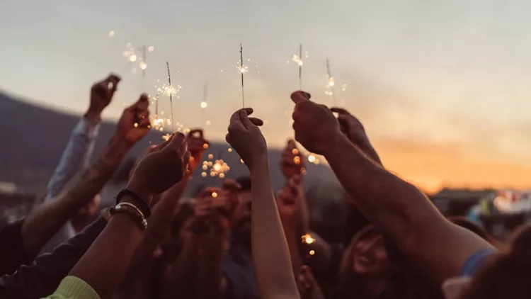 friends-celebrating-new-year-on-the-rooftop-picture-id864312572