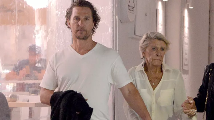 Ο Matthew McConaughey παρακολουθεί Μουντιάλ στην Αντίπαρο