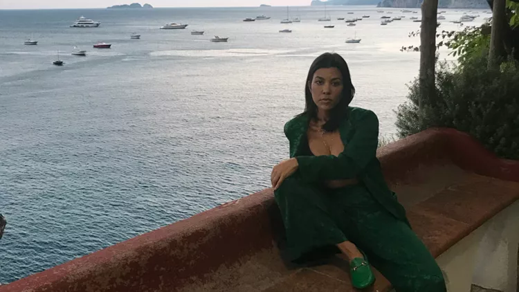 Κοστούμι το καλοκαίρι: Η Kourtney Kardashian μας έδειξε τον πιο κομψό και κοσμοπολιτίκο τρόπο να το φορέσουμε!