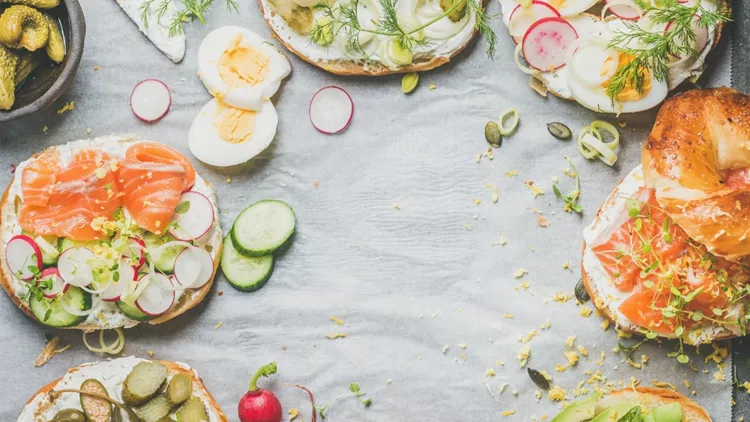 variety-of-fresh-bagels-with-different-fillings-copy-space-picture-id846580766