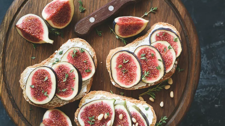 Fig and goat cheese toasts