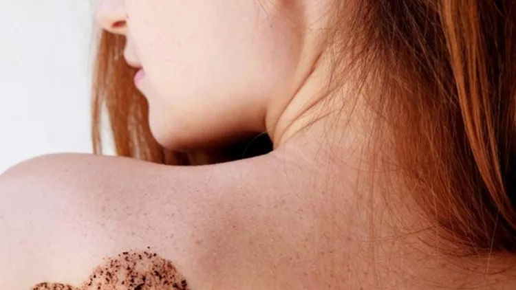 woman-with-coffee-scrub-in-a-heart-shape-on-back-picture-id621615258-600x600