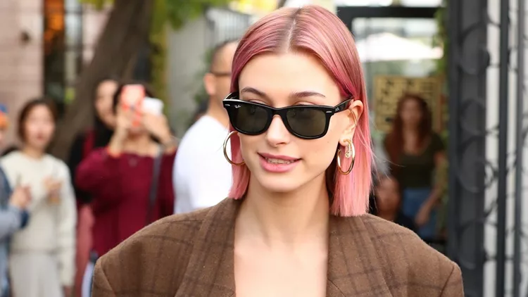 Hailey Bieber debuts pink Pink Highlights while leaving Nine one zero the same hair salon selena gomez attends in Los Angeles, CA