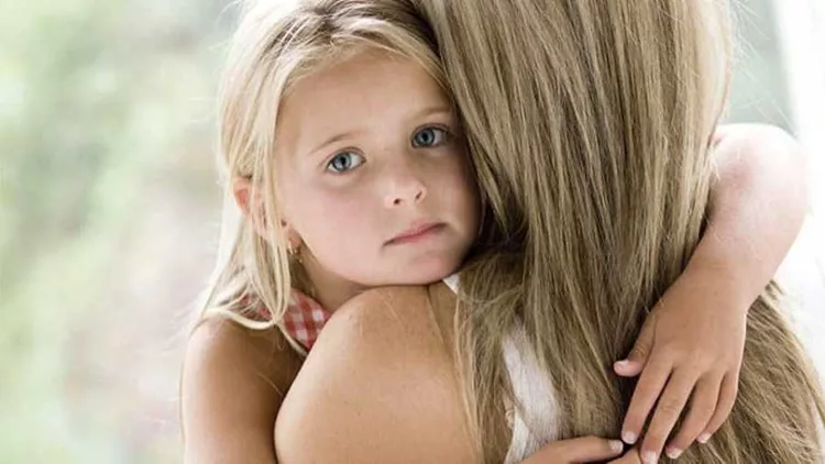 dyo-logia-ston-gonio-pou-pistevei-sto-peaceful-parenting
