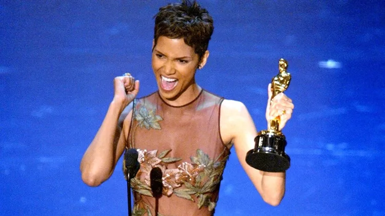 Όσκαρ Halle Berry accepts the Oscar for Best Actress during the 74th Annual Academy Awards