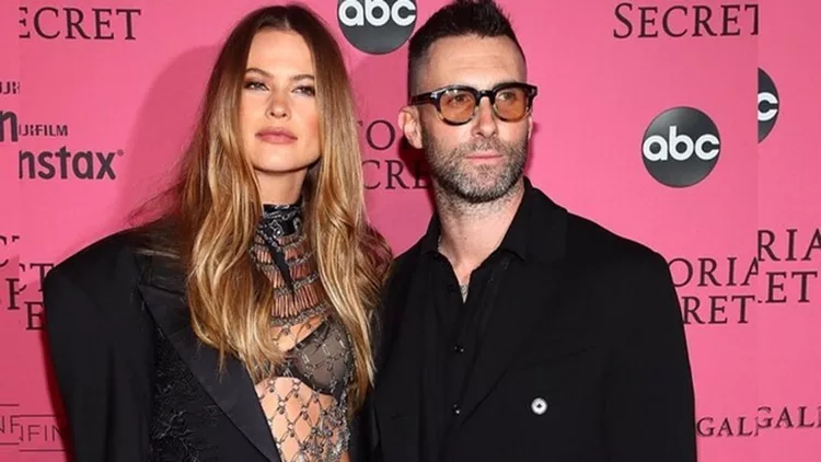 Behati Prinsloo & Adam Levine (1)