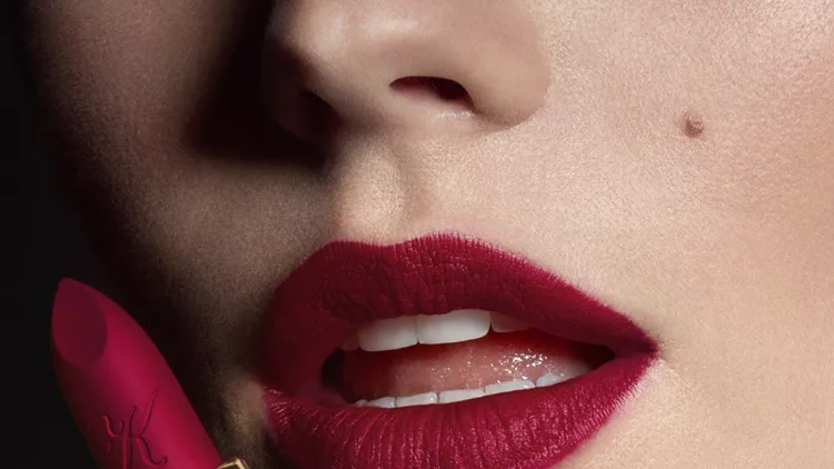 κόκκινο κραγιόν για καστανές