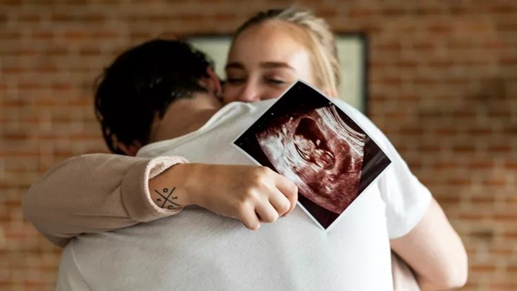 white-couple-with-baby-ultrasound-photo-picture-id929953114