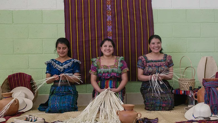 6043178_Petate weavers Ana, Sandra and Blanca. Credit Nicolee Drake for Zacapa