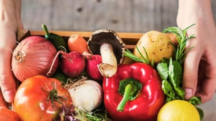 organic-vegetables-healthy-nutrition-concept-on-wooden-background-picture-id933093612-600x600