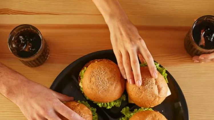 party-with-burgers-and-cola-picture-id503976984-600x600