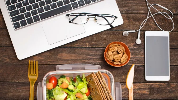 healthy-business-lunch-at-workplace-salad-salmon-avocado-and-nuts-picture-id938535166 (2)