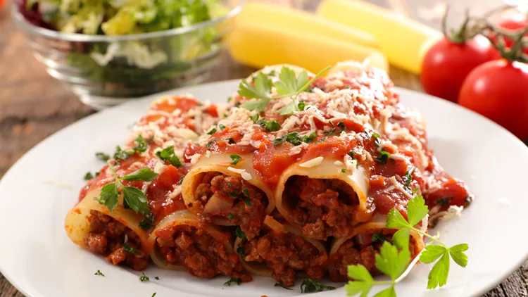 cannelloni with beef and tomato sauce