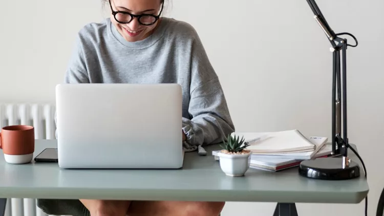 woman-working-on-a-laptop-in-her-home-picture-id944535490