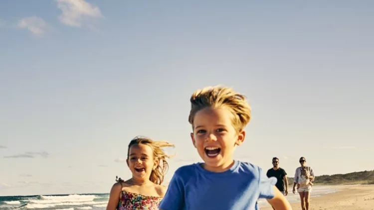 leading-the-way-to-a-day-of-fun-picture-id936837176