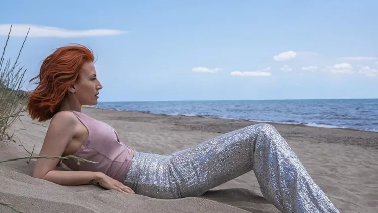Μαρία Ηλιάκη φωτογραφίζεται topless
